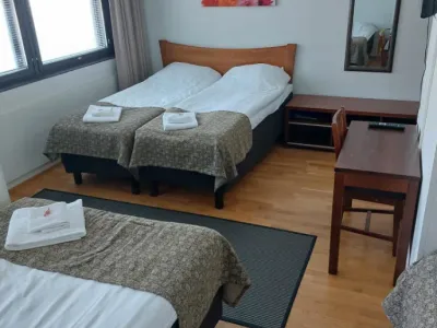 Nelihenkisen perheen huone